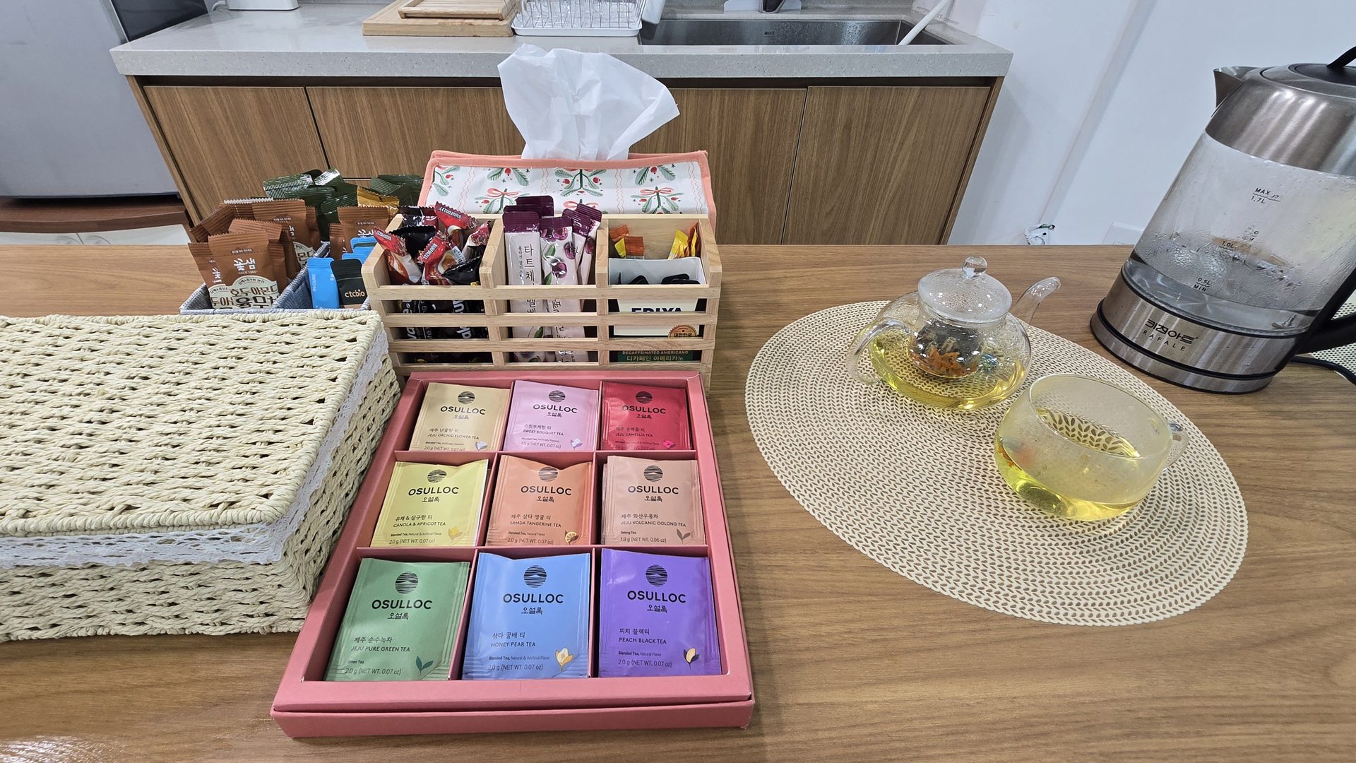 원목 테이블에 준비된 오설록 티 세트와 다구
